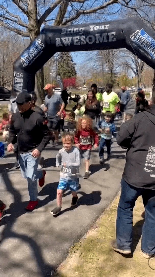 A little duck steals the show at a marathon and earns a shiny medal