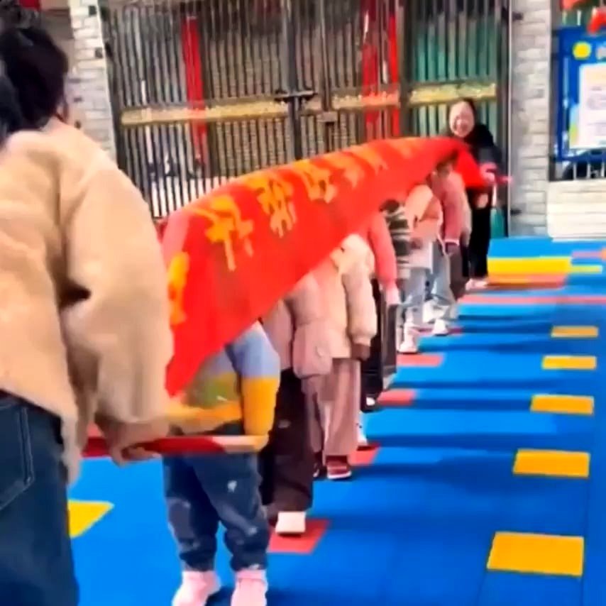 Teachers Turn Static Electricity into a Joyful Adventure for Kids