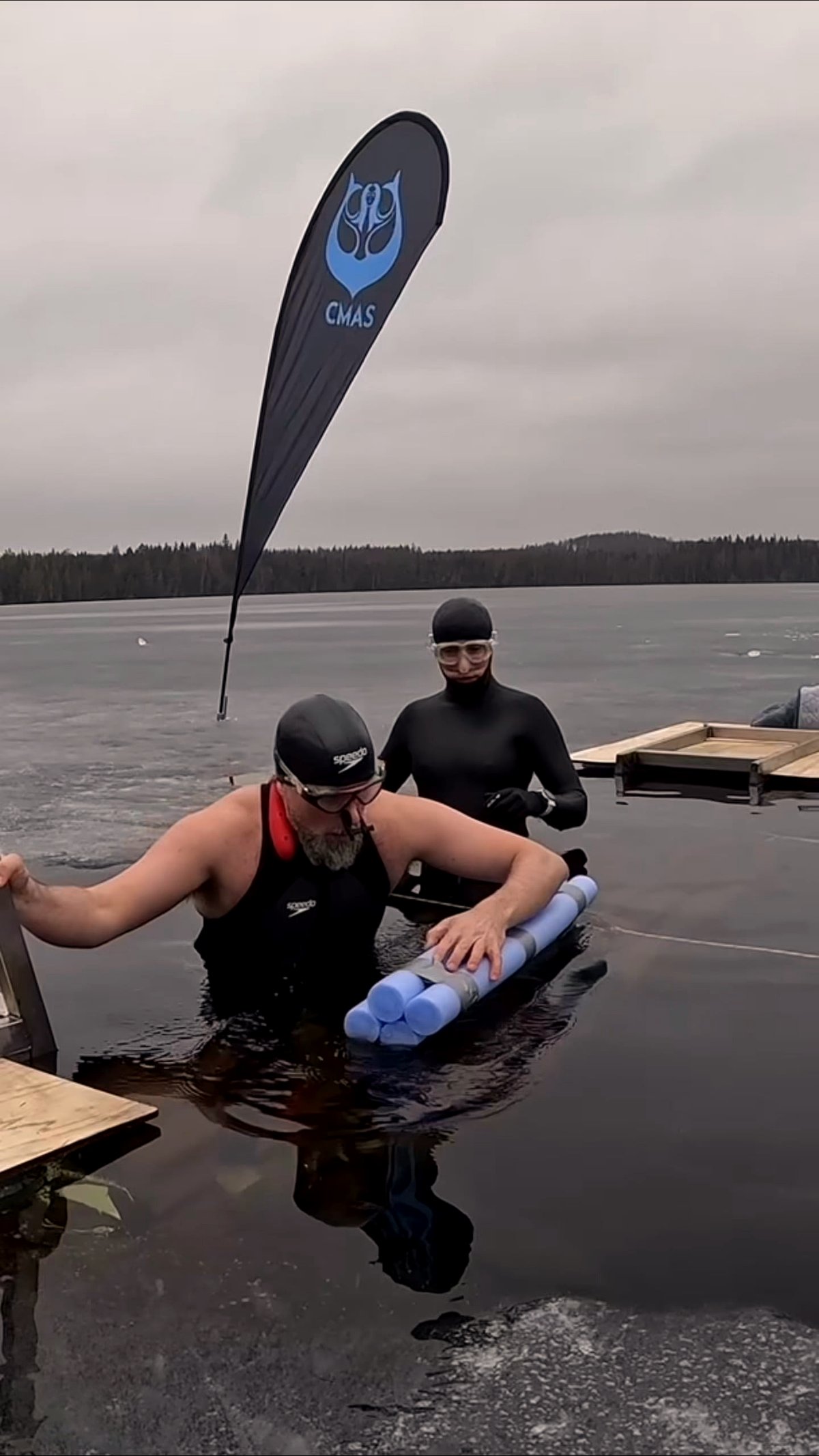 Man dives 165 meters under ice in a swimsuit and sets a stunning world record