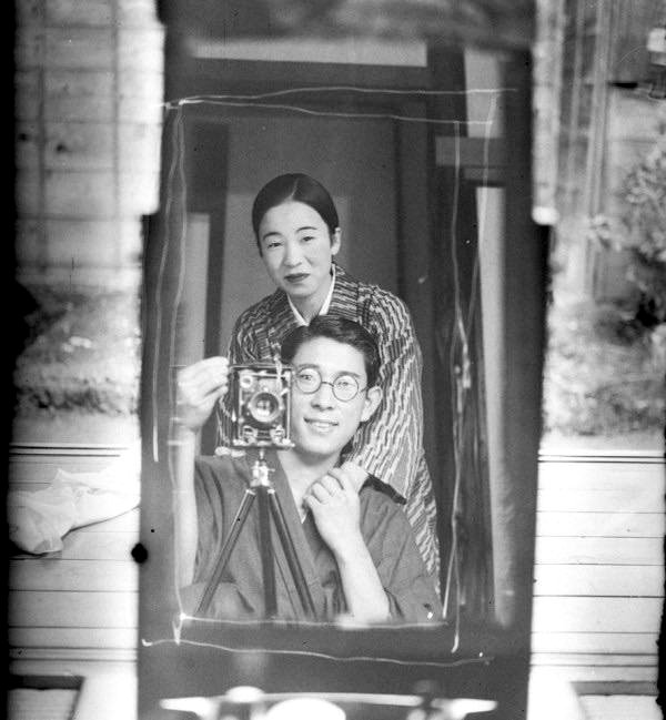 Discover the heartwarming story behind this 1920s couple's selfie