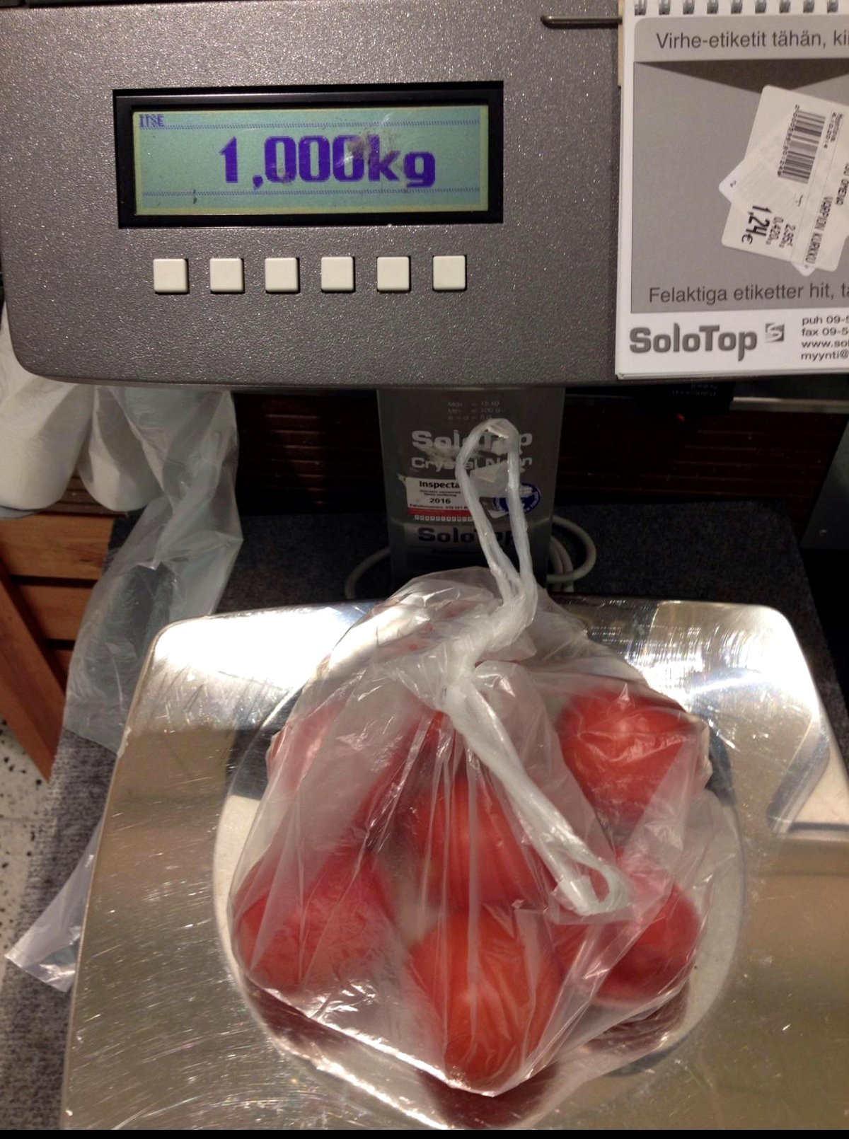 Discover the heartwarming moment a shopper finds exactly 1kg of tomatoes