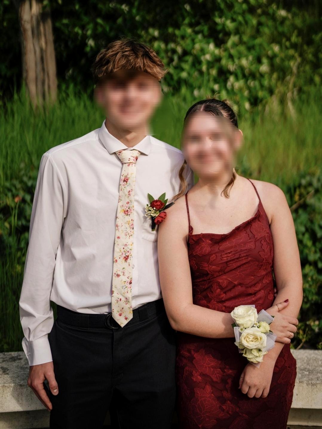 This young couple needed help with their prom photos, and what happened next is heartwarming