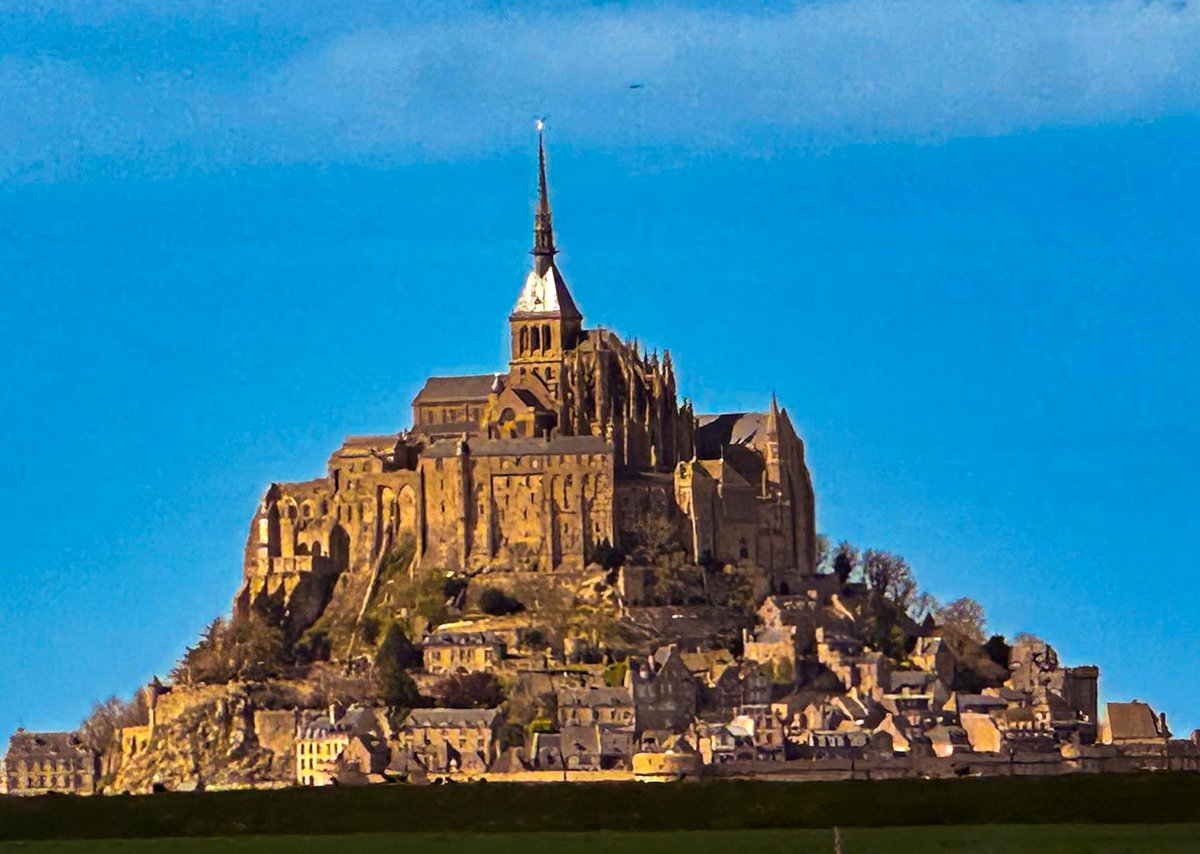 Discover the breathtaking beauty of Mont St Michel at sunrise