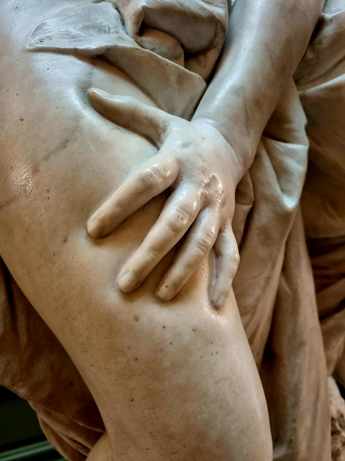Discover the breathtaking statue that steals hearts in Buenos Aires opera
