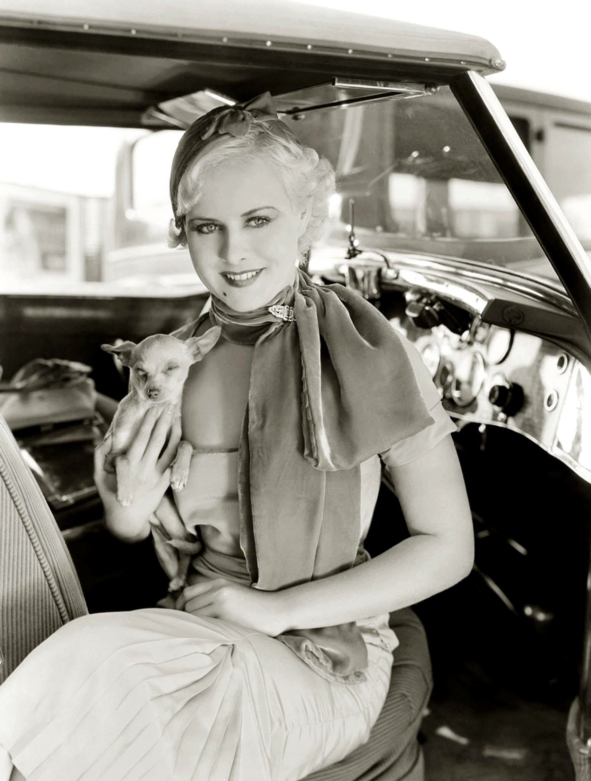 This 1932 photo of Paulette Goddard and her chihuahua will melt your heart