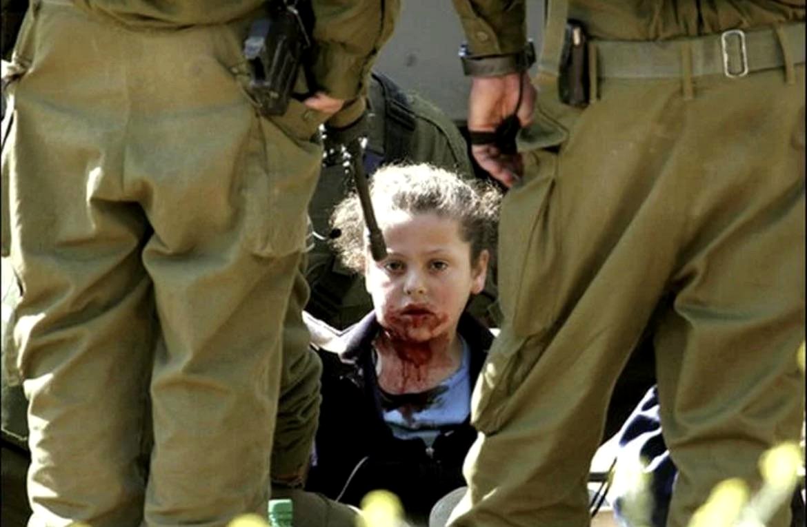 The Innocence of a Child Amidst Conflict: A Heart-Wrenching Image