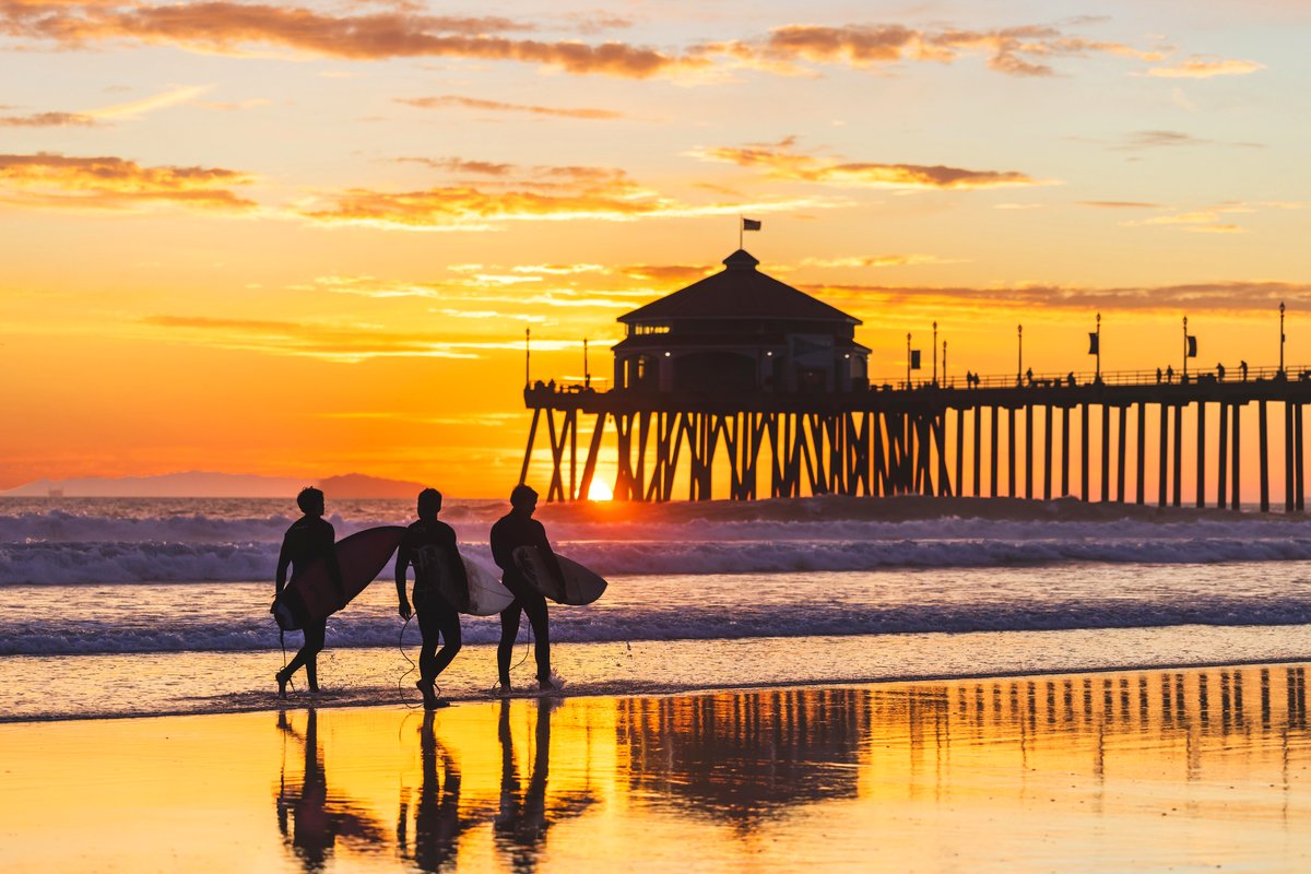 Sunset Surfers: A Heartwarming Tale of Friendship and Adventure