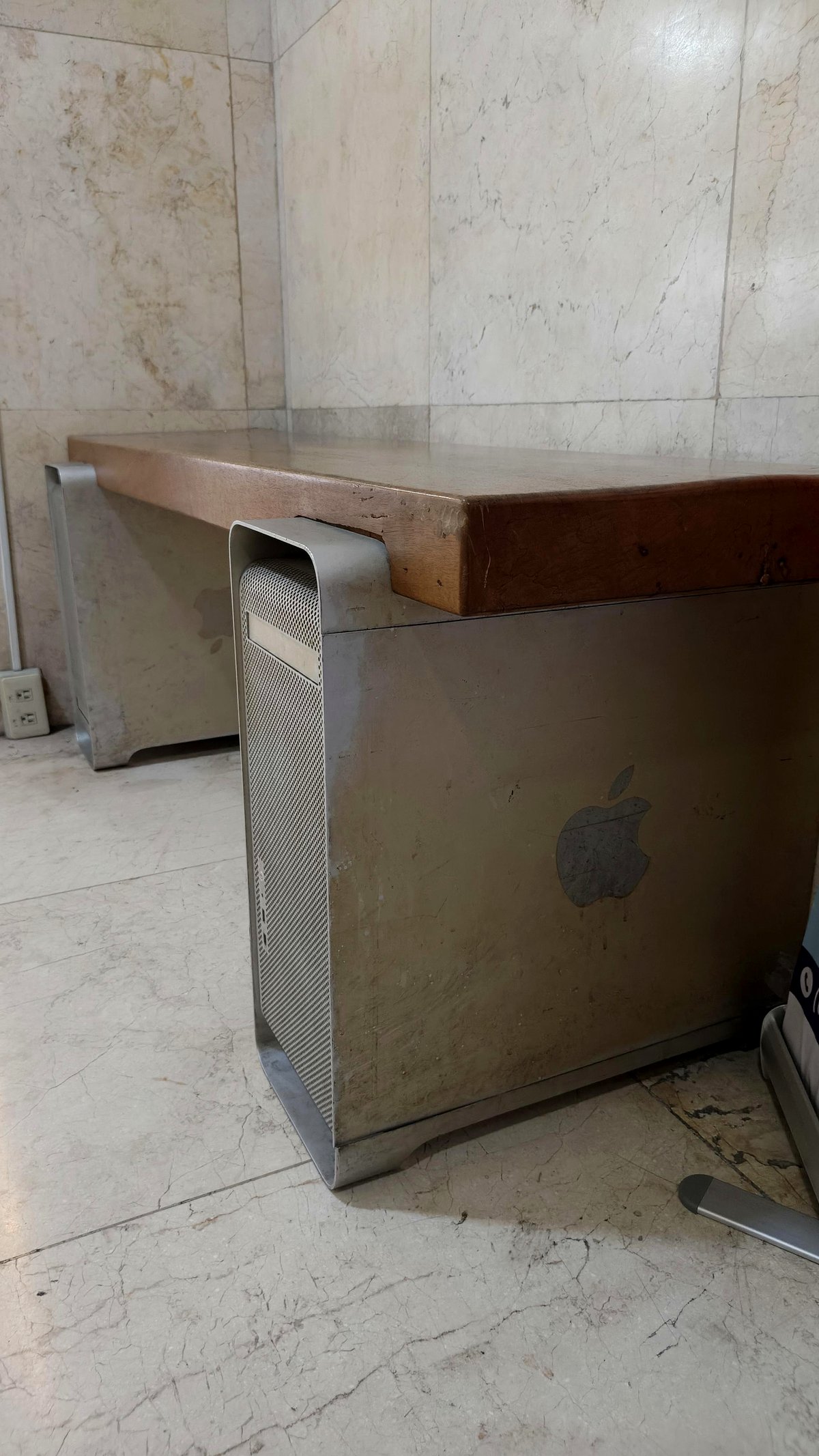 Discover the unique bench made entirely from old Power Mac computers