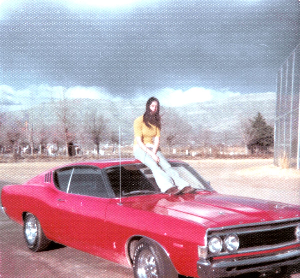 A classic car and a timeless love: a moment to remember