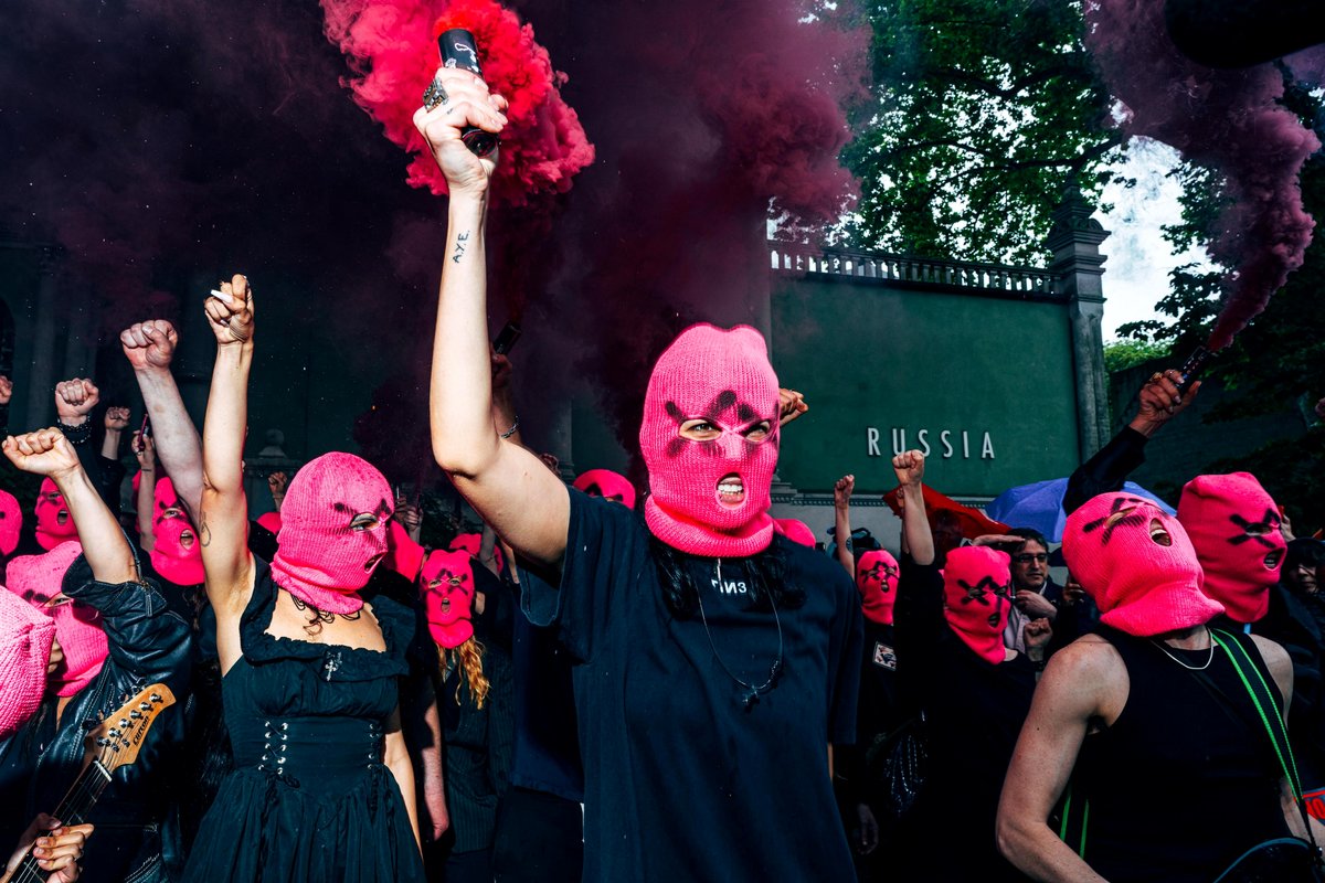 [OC] Pussy Riot and FEMEN close the Russian Pavilion at the Venice Biennale
