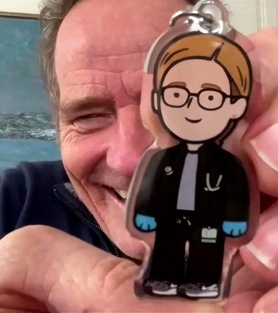 Bryan Cranston owns a “Mel” keychain from The Pitt, while his daughter Taylor Dearden portrays Dr. Melissa King.