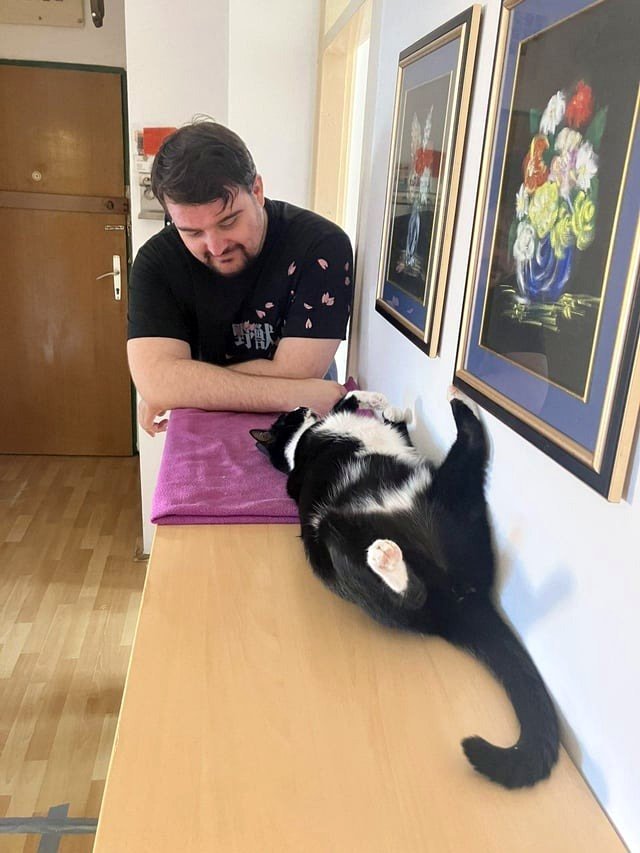 My cat Suzy, who really dislikes people, spent an hour with my friend when they first met.
