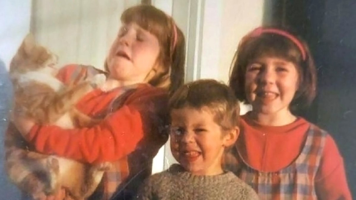 39 Instances of Family Photos Featuring Cats That Went Hilariously Awry, Shared by This Page