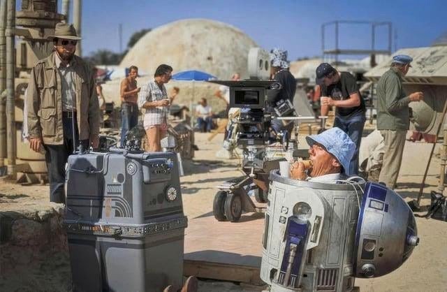 Kenny Baker enjoying a lunch break on the 'Star Wars: A New Hope' set in 1976