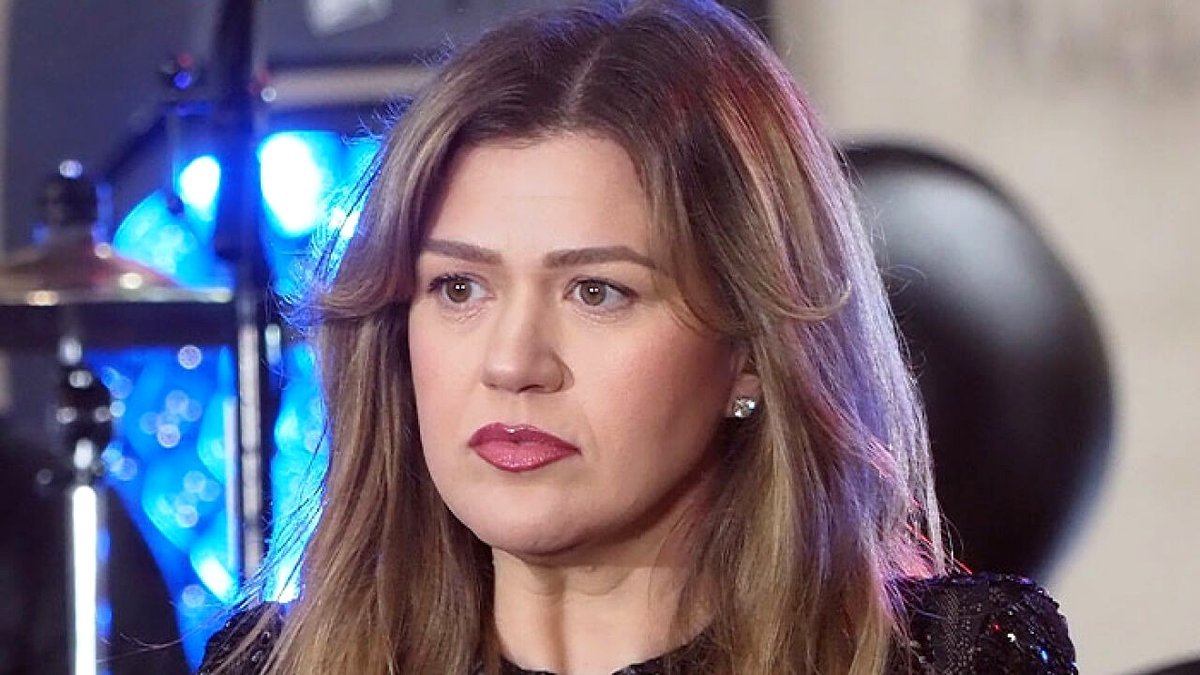 Body Language Specialist Identifies Key Elements in Kelly Clarkson’s Leaked Security Video Amid Ongoing Store Dispute