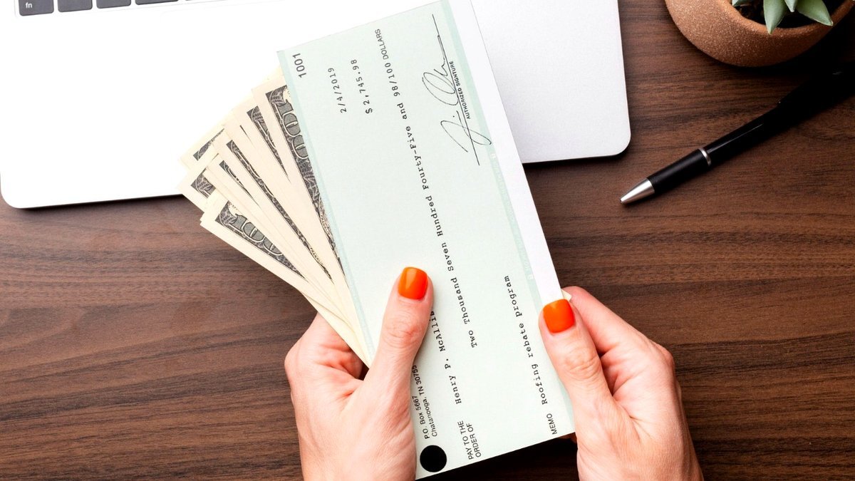 Woman Reflects on Her Mother's Terrible Actions After Discovering Something Strange in Her Purse