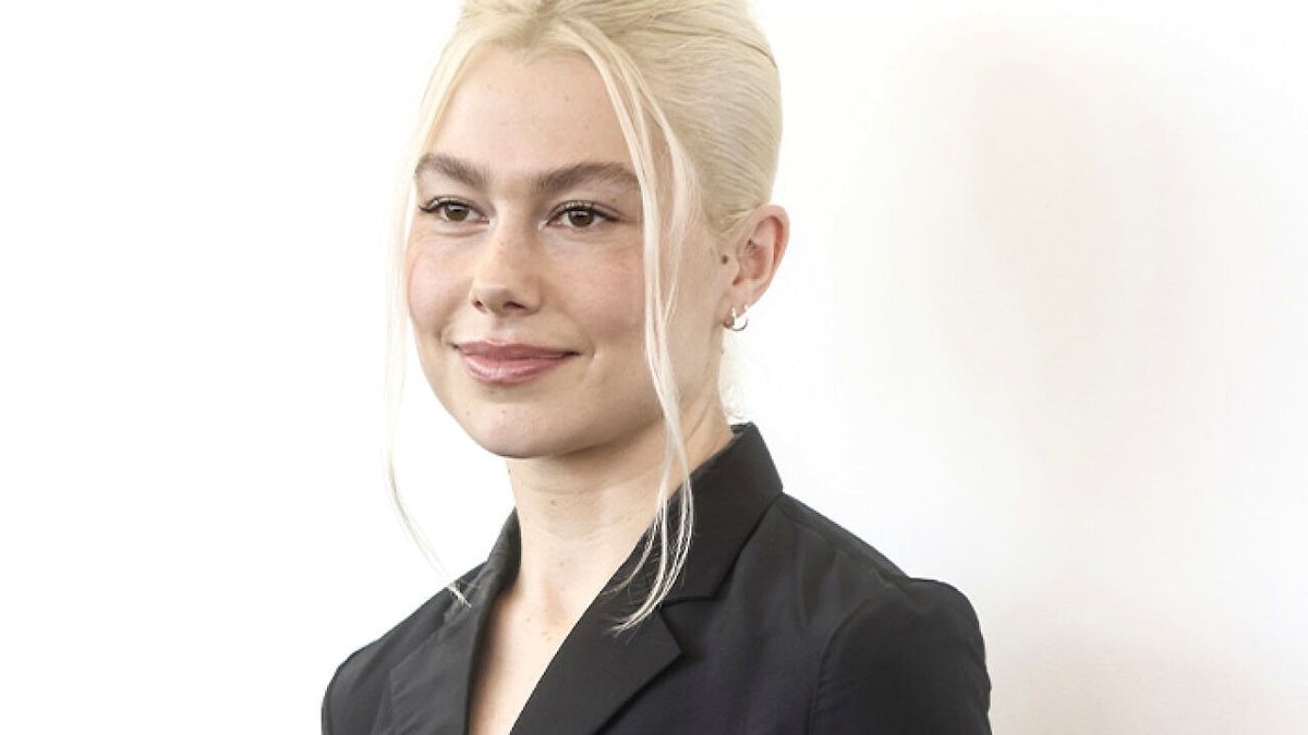 Phoebe Bridgers' Noticeable Leg Hair Provokes Heartfelt Response From Fan: