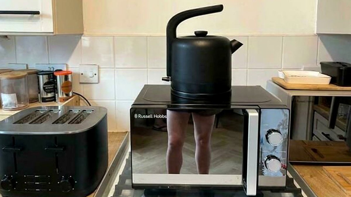 57 Mirror Photos Where the Reflection Turned Out to Be Funnier Than the Main Focus