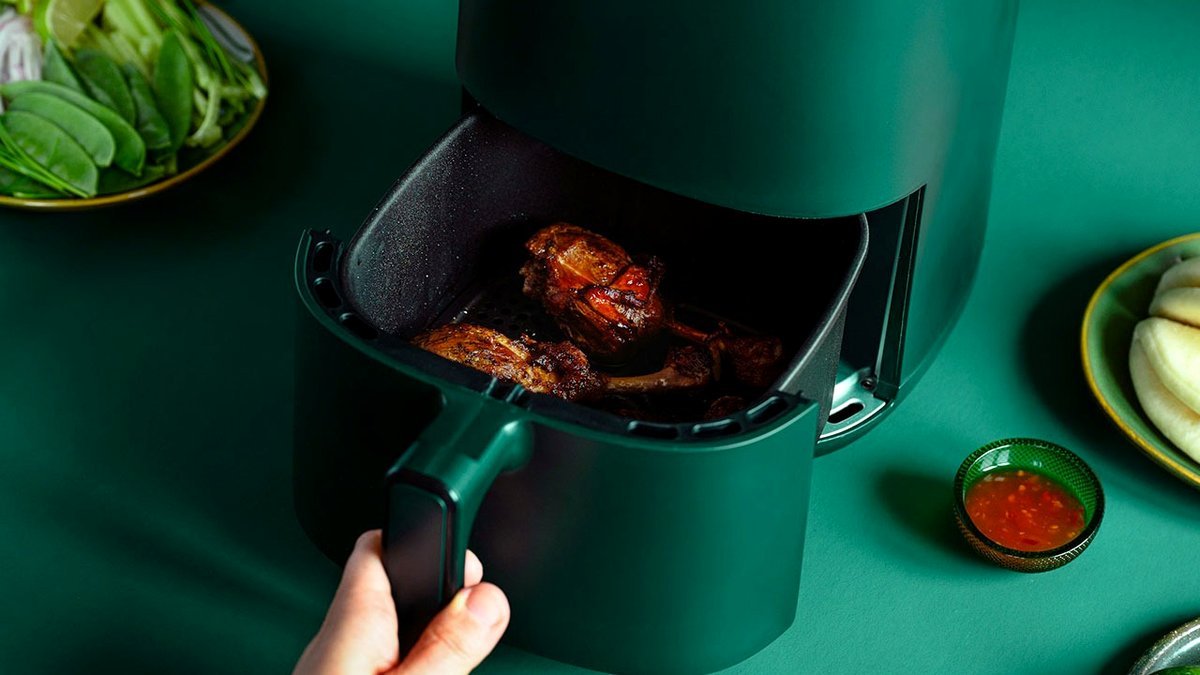Specialists Caution Air Fryer Users About a Frequent Cleaning Error That May Become Hazardous