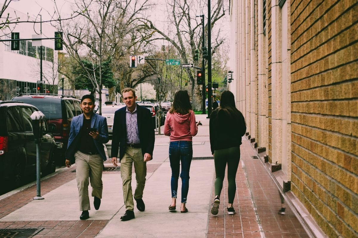 Psychologist outlines 7 personality characteristics of individuals who walk quickly